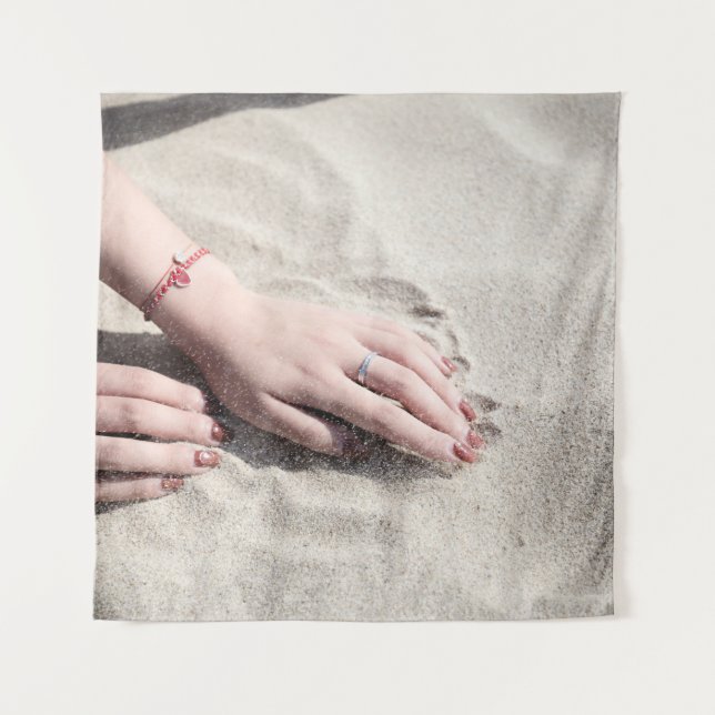 Tapete De Parede Mulher deitada sobre areia branca (Frente)