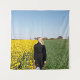 Tapete De Parede Mulher em casaco preto em pé sobre grama verde 