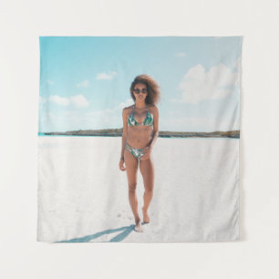 Tapete De Parede Mulher vestindo biquíni em pé na areia