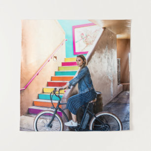 Tapete De Parede Mulher vestindo jaqueta de denim azul e shorts 