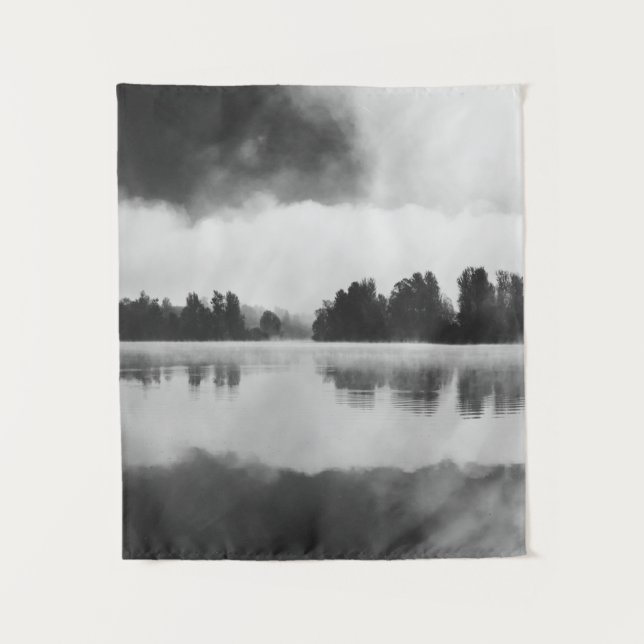 Tapete De Parede Nevoeiro matinal sobre o lago a preto e branco (Frente)