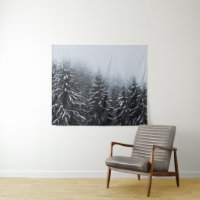 Nevoeiro sobre neve cobriu a floresta de pássaros