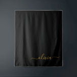 Tapete De Parede Nome do Monograma Rapariga de Script Moderno Doura<br><div class="desc">Nome do Monograma Simples Preto e Dourado e Tapeçaria. Isto faz o doce e perfeito aniversário de 16 anos,  casamento,  chá de panela,  aniversário,  chá de fraldas ou festa de solteira presente para alguém que ama luxo de luxo e estilos quíticos.</div>