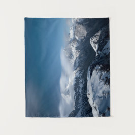 Tapete De Parede Nuvens rolando acima de montanhas nevadas