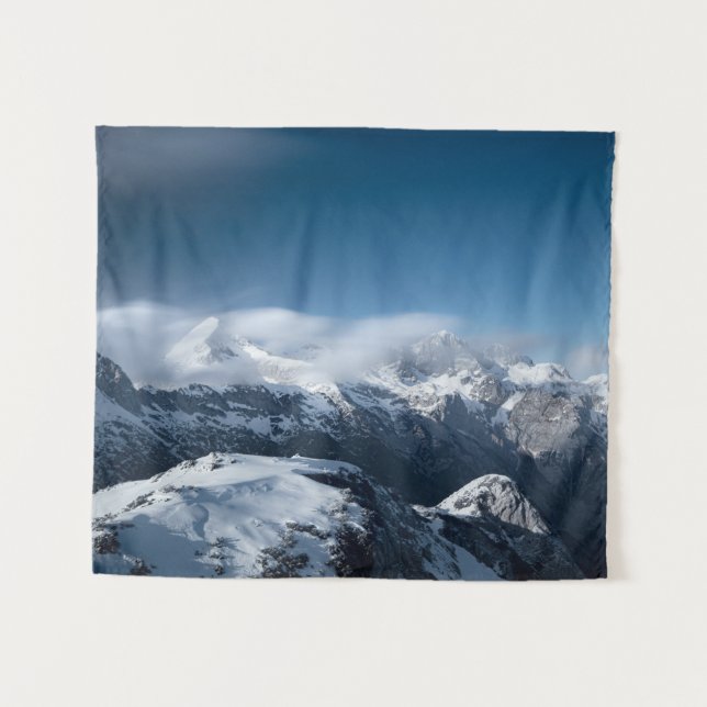 Tapete De Parede Nuvens rolando sobre montanhas nevadas (Frente (Horizontal))