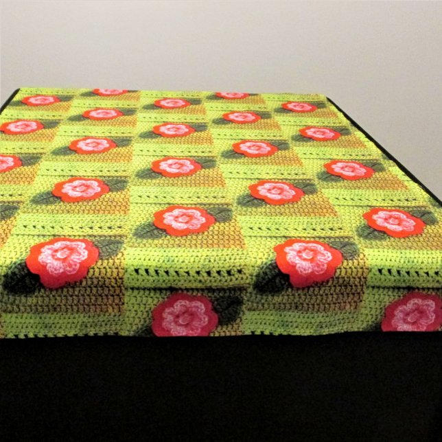 Tapete De Parede Ouro de Artisã Floral Rosa-Quente Verde-Impressão (Decorative tapestry can be used on walls table & other furniture. Floral Crochet by Delores Chamblin)