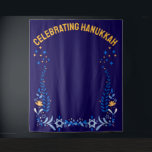 Tapete De Parede Plano de fundo de fotos personalizado da FAMÍLIA H<br><div class="desc">Na moda HAPPY HANUKKAH Chanukah, com TEXTO PERSONALIZÁVEL. O texto curvo é PERSONALIZÁVEL para que você possa adicionar seu nome, nome da família ou nome da organização. Este pano de fundo de fotos de Hanukkah seria um na moda para a festa de Natal para celebrar a temporada de Chanukah. Coordenar...</div>