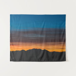 Tapete De Parede Queimando o pôr do sol acima da silhueta paisagíst