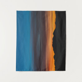 Tapete De Parede Queimando o pôr do sol acima da silhueta paisagíst