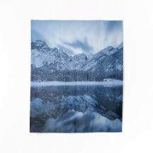 Reflexão sobre montanhas majestosas lago de Fusine