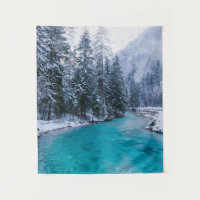 Rio mágico na floresta invernal encantada