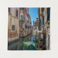 Rua estreita com canal em Veneza.