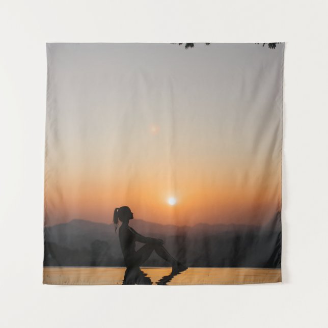 Tapete De Parede Silhouette de uma mulher sentada no limite da eter (Frente)