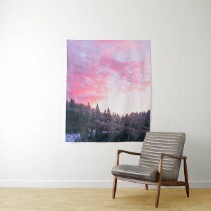Tapete De Parede Sol rosa brilhante e mágico sobre floresta nevada