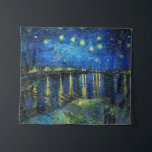 Tapete De Parede Starry Night Over the Rhone por Vincent Van Gogh<br><div class="desc">Starry Night Over the Rhone,  por Vincent Van Gogh. Esta é uma antiga obra-prima do pintor mestre holandês Vincent Van Gogh. Esta pintura fina tem uma cor bela,  vibrante e saturada. Vincent Van Gogh era um pintor impressionista holandês. Esta pintura foi pintada nas margens de Rhone,  na França.</div>