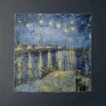 Tapete De Parede Starry Night Vincent van Gogh<br><div class="desc">Algodão em Cordeville. Vincent Willem van Gogh. Paisagem noturna em tons azuis e amarelos escuros. Há uma ponte sobre o rio. No primeiro plano, um homem e uma mulher caminham pelo cais. As estrelas estão brilhando no céu. Reprodução de famosas imagens de arte no dominio público.</div>