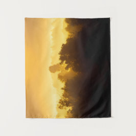 Tapete De Parede Surgimento por trás de árvores nebulosas