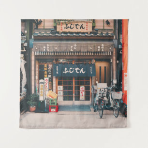 TAPETE DE PAREDE TRÊS BICICLETAS ESTACIONADAS NA FRENTE DA CONSTRUÇ