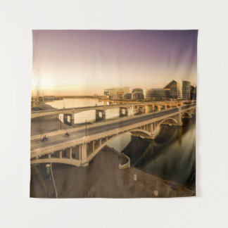 TAPETE DE PAREDE TRÊS HOMENS EM MOTOCICLOS ATRAVÉS DA PONTE