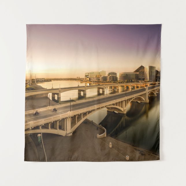 TAPETE DE PAREDE TRÊS HOMENS EM MOTOCICLOS ATRAVÉS DA PONTE (Frente)