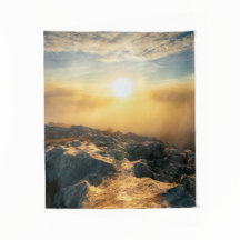 Um pôr do sol incrível acima das nuvens e rochas i