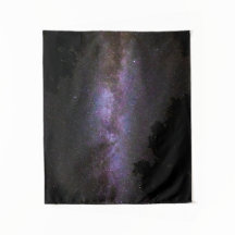 Via láctea com silhueta de árvores