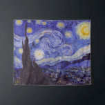 Tapete De Parede Vincent Van Gogh Starry Night Vintage Fine Art<br><div class="desc">Vincent van Gogh Starry Night Fine Art Painting Starry Night Starry Night é uma pintura do artista poste-impressionista holandês Vincent van Gogh. O céu azul à noite está cheio de nuvens, estrelas e uma lua crescente brilhante. A Noite Estrelada é a única noturna na série de visões da janela do...</div>