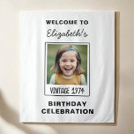 Tapete De Parede Vintage Milestone Aniversário Foto Keepsasak<br><div class="desc">Esta faixa de fotos de aniversário de marco de vintage celebra o convidado de honra no estilo do eterno. Apresentando uma foto favorita, idade personalizável e nome, é ideal para uma exibição de aniversário que combina encanto nostálgico com um toque pessoal. Criada para evocar elegância clássica, a design geralmente inclui...</div>