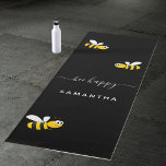 Tapete De Yoga Abelhas negras felizes abelhões de verão nome de d<br><div class="desc">Decorado com abelhas amarelas e negras felizes e sorridentes. Um fundo preto chic. Escrito escrito com a mão branca e o texto: Bee Happy. Personalize e adicione um nome.</div>