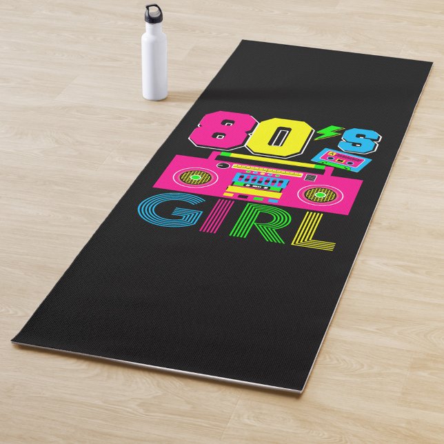 Tapete De Yoga anos 80 (A black yoga mat with a design that reads '80s Girl in bright, neon colors!)