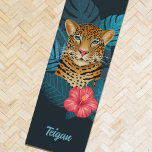 Tapete De Yoga Arte Floral bonito de Leopardo-da-Selva | Azul | N<br><div class="desc">Este espantoso tapete ioga apresenta um leopardo desenhado/pintado pela mão, com folhas da selva tropical em tons de azul, bem como uma flor de hibisco rosa brilhante, sobre um fundo de cor personalizado (mostrado em azul marinho escuro). Um modelo de texto é incluído para facilitar a personalização. Moderno, bonito e...</div>