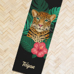 Tapete De Yoga Arte Floral bonito de Leopardo-da-Selva | Preto |<br><div class="desc">Este estonteante tapete de ioga apresenta um leopardo desenhado/pintado pela mão, com folhas tropicais da selva e uma flor de hibisco rosa brilhante sobre um fundo de cor personalizado (mostrado em preto). Um modelo de texto é incluído para facilitar a personalização. Moderno, bonito e colorido - faz um presente excelente!...</div>