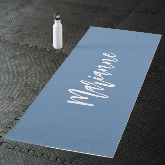 Tapete De Yoga Azul empoeirado branco script nome personalizado (Criador carregado)