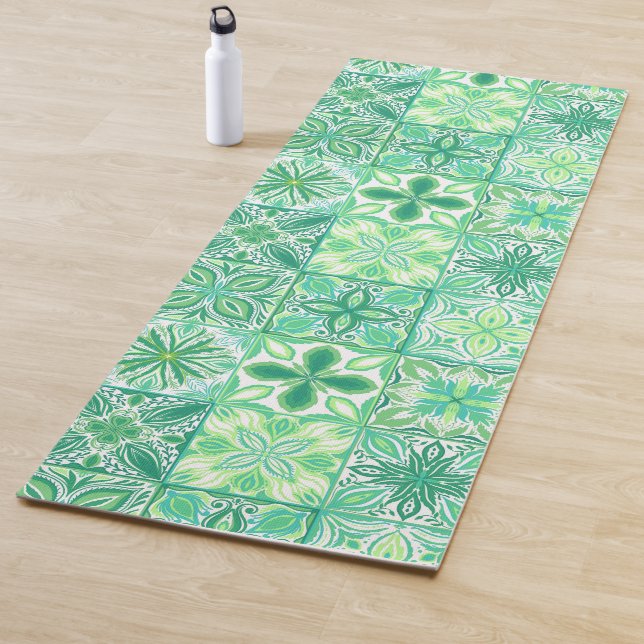 Tapete De Yoga azulejos ornamentados em verde e branco (In Situ)