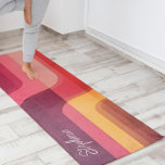 Tapete De Yoga Bandas de Abstrato inspiradas dos anos 70<br><div class="desc">Apresentando um desenho abstrato cor-de-rosa espantoso com texturas marmoreadas elegantes e um monograma simples, este tapete ioga combina estilo e personalização para inspirar a sua prática. Com 0, 25 polegadas de espessura (6, 35 mm), ele proporciona a almofada perfeita para conforto e estabilidade, fazer cada pose sente-se sem esforço. Quer...</div>
