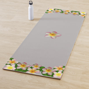 Tapete De Yoga Belas Flores de Frangipani em Cinza Prateado Claro