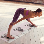 Tapete De Yoga Cachorros Cachorros Cor-de-Rosa Moderno Nome Perso<br><div class="desc">Cute Pugs Dogs Nome Personalizado Rosa Moderno Yoga Mat perfeito como presente para aqueles que apreciam yoga, meditação, pilates, malhação, exercícios, esportes, ginástica, atletas, nadadores e muito mais. Dar um presente personalizado à família e aos amigos para aniversários, Natal, Dia de as mães, feriados e muito mais. Projetado pelo Evco...</div>