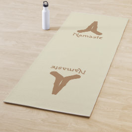 Tapete De Yoga Castanho-claro nas mãos naturais de Mudra