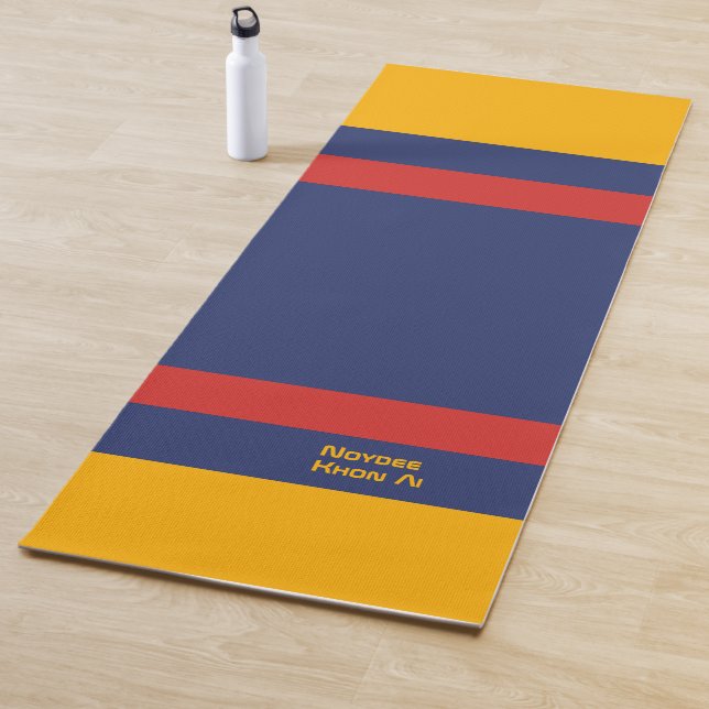 Tapete De Yoga Center Stripes Horizontal Lines Blue Yellow Red (In Situ)