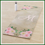 Tapete De Yoga Chic Cream Floral Personalizado Monograma<br><div class="desc">Este monograma personalizado de cor quic 2 em cor rosa e branca contra um fundo texturizado creme — também tem seu primeiro nome no script E no verso, se desejar, um bloco de texto para seu nome /endereço / e-mail caso isso seja deixado para trás - caso contrário, pode eliminar....</div>