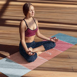 Tapete De Yoga Chic de Colorblock Personalizado Moderno Colorido<br><div class="desc">Este design colorido e moderno apresenta um padrão de blocos coloridos em azul,  rosa e coral com seu nome personalizado #yoga #malhação #esportes</div>