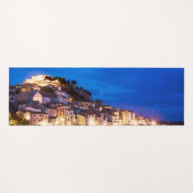 Tapete De Yoga Cidade croata de Sibenik à noite. (Frente (Horizontal))