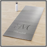 Tapete De Yoga Cinza Monograma Personalizado Chic com Script Metá<br><div class="desc">Este monograma personalizado de cor na moda 2 chic em cinzas e metal escovado — também tem seu primeiro nome no script E no verso, se desejar, um bloco de texto para seu nome/endereço/e-mail caso isso seja deixado para trás - caso contrário, pode eliminar. Elegante para suas lições ou como...</div>