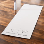 Tapete De Yoga Clássico Elegante Moderno Monograma<br><div class="desc">Elevem sua prática de yoga com nosso clássico Elegante moderno e minimalista Monograma Yoga Mat. Este tapete meticulosamente projetado combina perfeitamente a sofisticação do eterno com o minimalismo contemporâneo, criando um espaço sereno para sua mente e corpo. Feito com precisão e atenção aos detalhes, esse tapete ioga é mais do...</div>