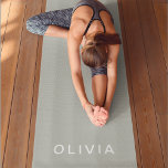 Tapete De Yoga Cor de Cinza Verde Personalizada | Elegante<br><div class="desc">Elevem sua prática de yoga com este tapete personalizado de yoga personalizado de cor de cinza verde. Apresentando um tom de cinza verde sereno e sofisticado, este tapete proporciona estilo e conforto para a sua rotina de exercícios. A superfície de não escorregamento garante estabilidade e suporte durante as suas poses,...</div>