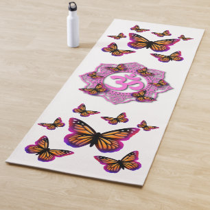 Tapete De Yoga Design de mandioca rosa com borboletas Monarcas