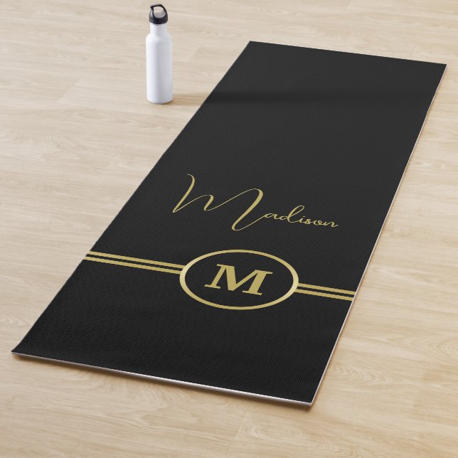 Tapete De Yoga Elegant Gold Signature Monogram on Black (In Situ)