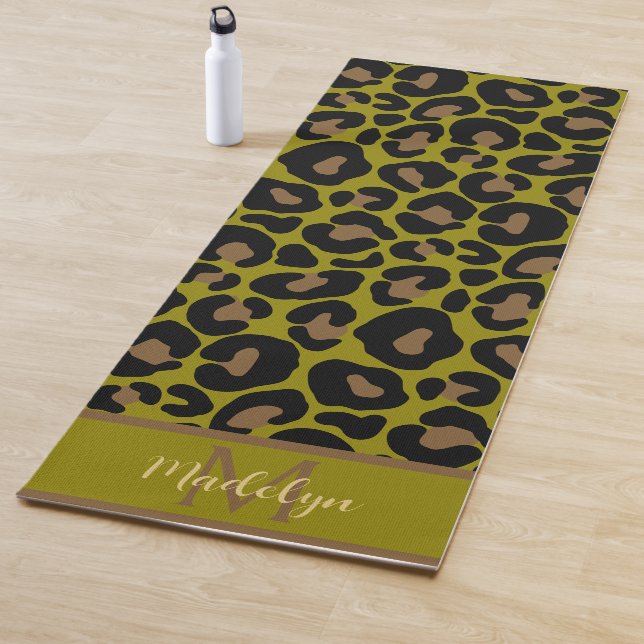 Tapete De Yoga Elegant olive green and black leopard Monogrammed  (In Situ)