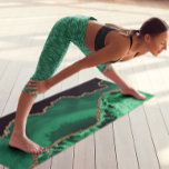 Tapete De Yoga Emerald Green com Agate Dourado Metálico<br><div class="desc">Você pode alterar a cor do plano de fundo para a sua escolha. Ele pode ser personalizado clicando no botão personalizar e alterando a cor do plano de fundo, adicionando um nome, iniciais ou suas palavras favoritas. Entre em contato comigo em colorflowcreations@gmail.com se você quiser usar este design em outro...</div>