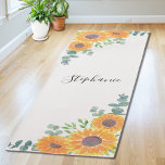 Tapete De Yoga Eucalyptus Greenery, girassol personalizado<br><div class="desc">Este tapete de ioga floral é decorado com girassóis de cor d'água, eucalipto e verde. Facilmente personalizável com seu nome ou monograma. Use a Ferramenta Design para alterar o tamanho, o estilo ou a cor do texto. Porque nós criamos a nossa trabalho de arte, você não encontrará esta imagem exata...</div>